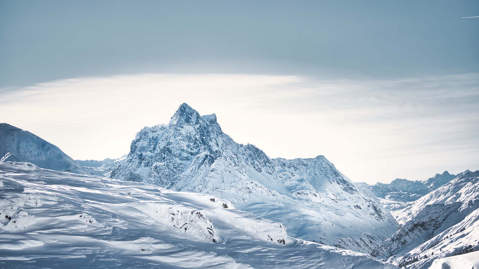 Reine Urlaubsfreude in Ihrem Hotel in St. Anton Schneebedeckte Berglandschaft mit klarem Himmel