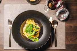 Info on hikes in St. Anton am Arlberg and more Pasta with spinach leaves and yellow tomatoes in black bowl with red wine