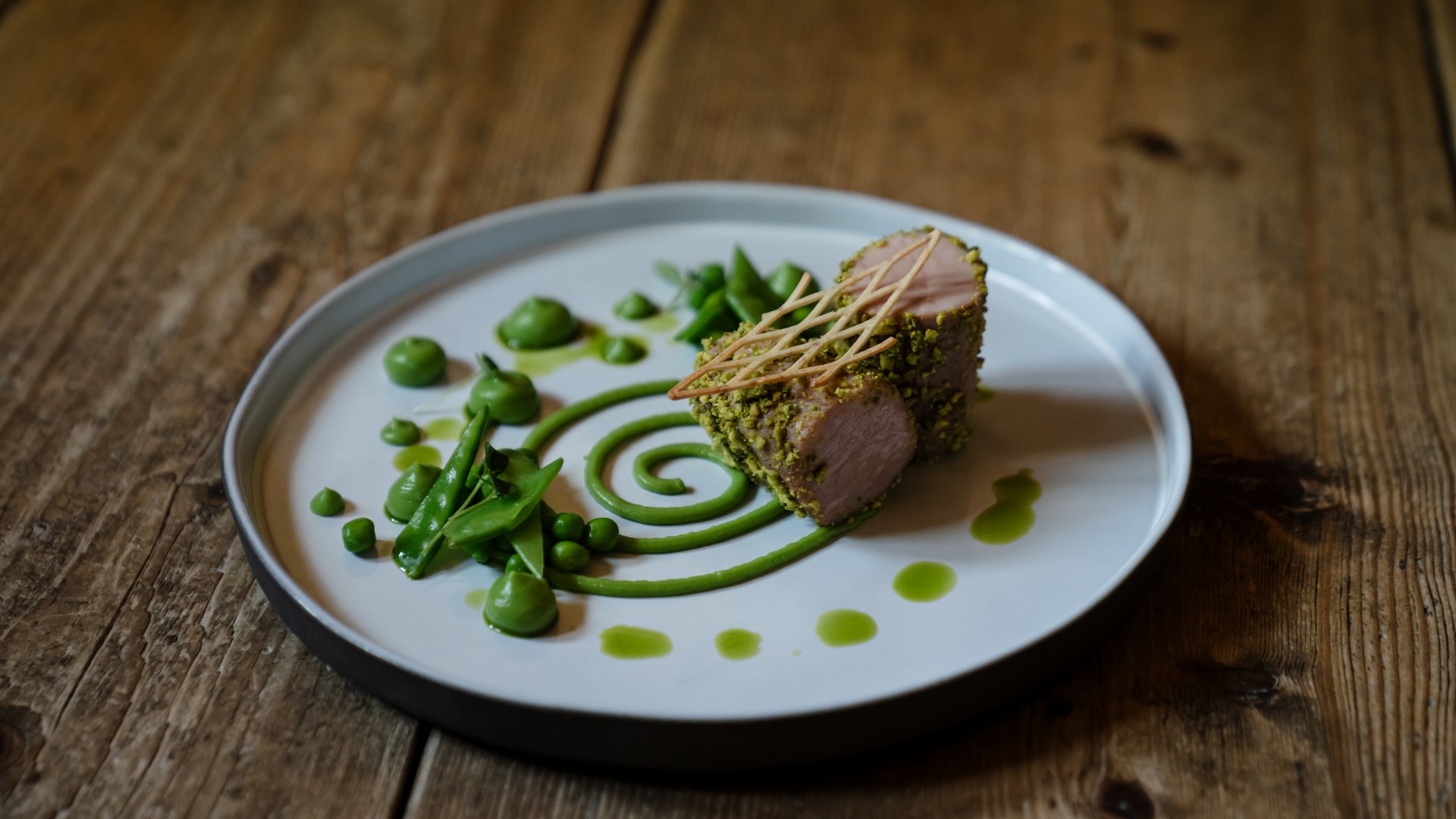 Reine Urlaubsfreude in Ihrem Hotel in St. Anton Garnierter Teller mit Pistazienfleisch und grünen Erbsen dekorativ angerichtet